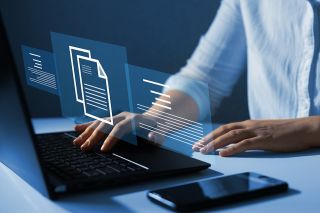 © studio v-zwoelf - Adobe Stock.com Foto: Person bei Laptop