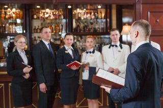 Foto: Hotelpersonal bei Meeting