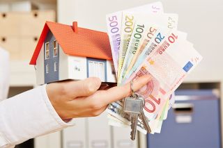 © Robert Kneschke - Adobe Stock.com Foto: Häuschen, Gelscheine und Schlüssel