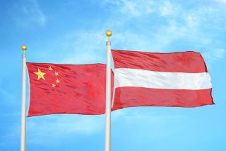 © Oleksii - stock.adobe.com Foto: Flaggen - Österreich und China