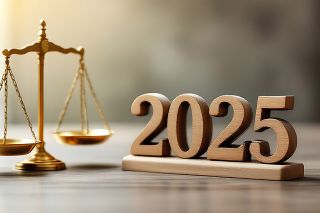 © Din Nasahrudin - stock.adobe.com  Foto: Justiz-Waage und Jahreszahl 2025