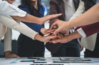 © Crystal - stock.adobe.com Foto: Menschen reichen sich die Hände